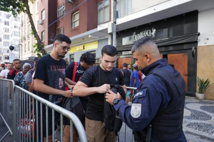 Ponto de revista na orla de Copacabana para o show de Lady Gaga: ninguém chega à praia sem passar pelos PMs ou agentes do Segurança Presente