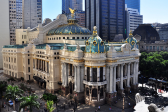 O governo do estado anunciou, nesta quarta-feira (21), a realização de um novo concurso público para a Fundação Theatro Municipal do Rio de Janeiro, após 12 anos. Serão oferecidos 110 vagas para cargos efetivos nas áreas artística, técnica e administrativa.