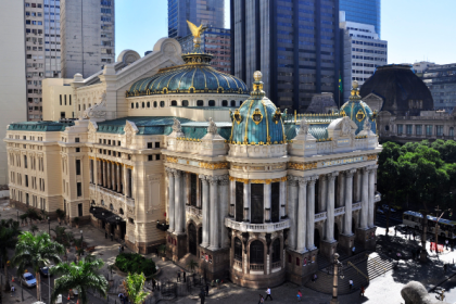 O governo do estado anunciou, nesta quarta-feira (21), a realização de um novo concurso público para a Fundação Theatro Municipal do Rio de Janeiro, após 12 anos. Serão oferecidos 110 vagas para cargos efetivos nas áreas artística, técnica e administrativa.