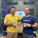 Claudio Hermolin, presidente do Sinduscon-RL, e Ramon Azevedo, CEO da Morada.ai, na gravação do Sinduscast Rio: conversa detalhou o funcionamento do gêmeo digital, ferramenta tecnológica que possibilita o acompanhamento contínuo da obra, desde o planejamento até a operação e manutenção