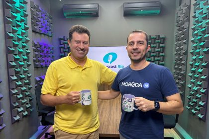 Claudio Hermolin, presidente do Sinduscon-RL, e Ramon Azevedo, CEO da Morada.ai, na gravação do Sinduscast Rio: conversa detalhou o funcionamento do gêmeo digital, ferramenta tecnológica que possibilita o acompanhamento contínuo da obra, desde o planejamento até a operação e manutenção