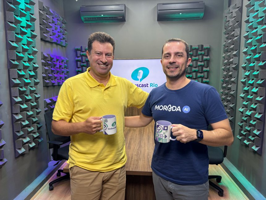 Claudio Hermolin, presidente do Sinduscon-RL, e Ramon Azevedo, CEO da Morada.ai, na gravação do Sinduscast Rio: conversa detalhou o funcionamento do gêmeo digital, ferramenta tecnológica que possibilita o acompanhamento contínuo da obra, desde o planejamento até a operação e manutenção