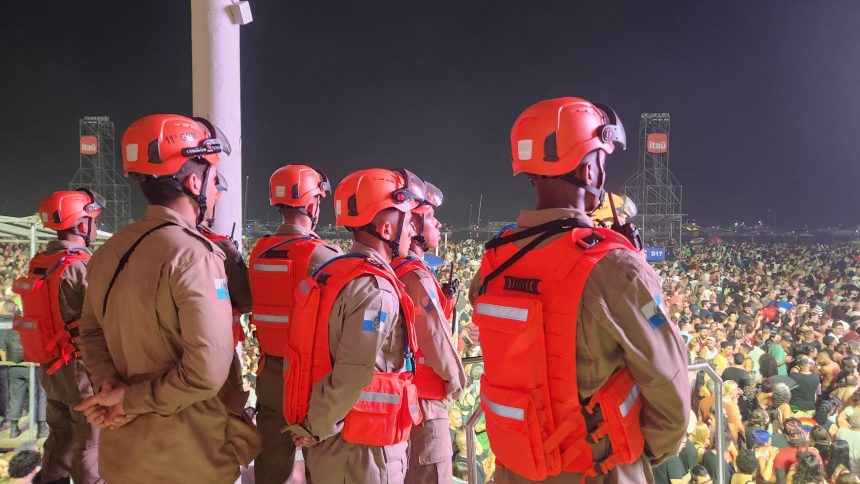 Bombeiros no show de Madonna, no ano passado: corporação vai usar vídeo e drones para conscientizar fãs sobre os perigos do mergulho noturno