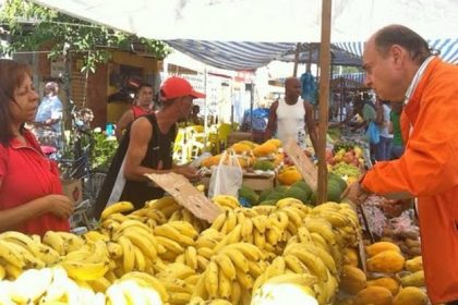 Cesar Maia, três vezes no comando do Rio, saía pelas ruas no verão usando um casaco laranja, no melhor estilo "prefeito maluquinho"