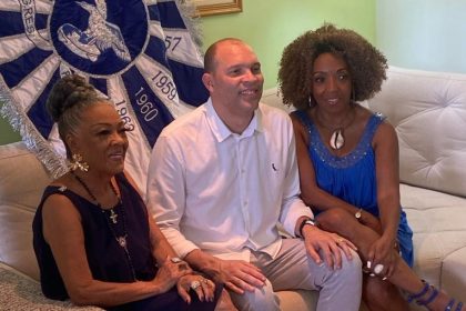 Júnior Escafura, o vice que virou candidato da oposição na Portela, entre a lendária porta-bandeira Vilma Nascimento, e Nilce Fran, a presidente da Ala das Passistas que é a sua vice