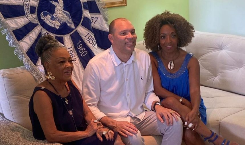 Júnior Escafura, o vice que virou candidato da oposição na Portela, entre a lendária porta-bandeira Vilma Nascimento, e Nilce Fran, a presidente da Ala das Passistas que é a sua vice
