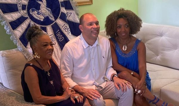 Portela dividida vai às urnas 48 Júnior Escafura, o vice que virou candidato da oposição na Portela, entre a lendária porta-bandeira Vilma Nascimento, e Nilce Fran, a presidente da Ala das Passistas que é a sua vice