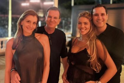 Eduardo Paes e Cristine, Eduardo Cavaliere e Victória, no Copacabana Palace: prefeito viaja na noite do show de Lady Gaga e deixa o vice tomando conta da cidade