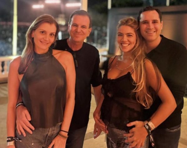 Eduardo Paes e Cristine, Eduardo Cavaliere e Victória, no Copacabana Palace: prefeito viaja na noite do show de Lady Gaga e deixa o vice tomando conta da cidade