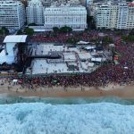 A multidão em Copacabana, já à tarde, à espera do show de Lady Gaga: Polícia Civil desarticula quadrilha de roubo de celulares que estava prontinha para agir durante o espetáculo