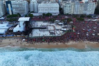 A multidão em Copacabana, já à tarde, à espera do show de Lady Gaga: Polícia Civil desarticula quadrilha de roubo de celulares que estava prontinha para agir durante o espetáculo