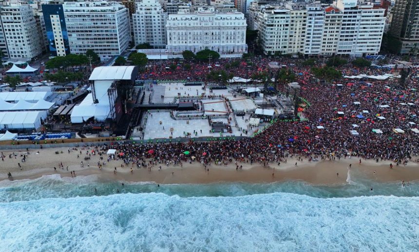 A multidão em Copacabana, já à tarde, à espera do show de Lady Gaga: Polícia Civil desarticula quadrilha de roubo de celulares que estava prontinha para agir durante o espetáculo