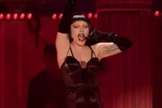 Lady Gaga em ação, em Copacabana: megashow levou 2,1 milhões de pessoas à orla e foi elogiado pela imprensa internacional