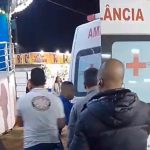 Ambulância socorre João Victor Souza Trindade da Silva, de 19 anos, arremessado por um brinquedo do Crazy Park, em Itaipava: rapaz morreu em decorrência de múltiplas fraturas