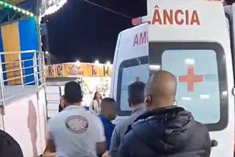 Ambulância socorre João Victor Souza Trindade da Silva, de 19 anos, arremessado por um brinquedo do Crazy Park, em Itaipava: rapaz morreu em decorrência de múltiplas fraturas