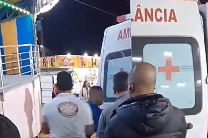 Ambulância socorre João Victor Souza Trindade da Silva, de 19 anos, arremessado por um brinquedo do Crazy Park, em Itaipava: rapaz morreu em decorrência de múltiplas fraturas