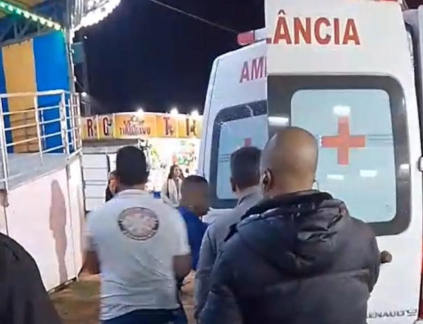 Ambulância socorre João Victor Souza Trindade da Silva, de 19 anos, arremessado por um brinquedo do Crazy Park, em Itaipava: rapaz morreu em decorrência de múltiplas fraturas