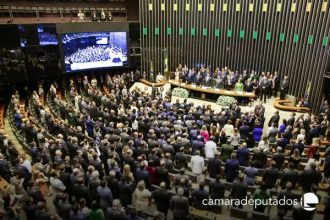 A Câmara começa a discutir nesta segunda-feira (05) o projeto de Dani Cunha (Republicanos-RJ) que aumenta o número total de deputados no Brasil para salvar quatro vagas do Rio no Congresso