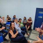 Cristiane Izidoro sentada na primeira fila em evento da Secretaria municipal de Trabalho e Renda: a ex-assessora e braço-direito de Jairinho foi designada suplente no Conselho Municipal de Defesa dos Direitos das Crianças
