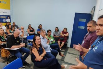 Cristiane Izidoro sentada na primeira fila em evento da Secretaria municipal de Trabalho e Renda: a ex-assessora e braço-direito de Jairinho foi designada suplente no Conselho Municipal de Defesa dos Direitos das Crianças