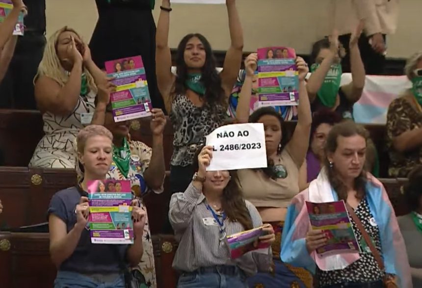 Debate sobre aborto tem tumulto, gritaria e derruba sessão da Câmara
