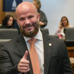 A turma que divide o andar com o gabinete do deputado Renan Jordy (PL) na Assembleia Legislativa anda reclamando da fumaça preta que não anuncia o novo papa