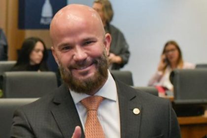A turma que divide o andar com o gabinete do deputado Renan Jordy (PL) na Assembleia Legislativa anda reclamando da fumaça preta que não anuncia o novo papa