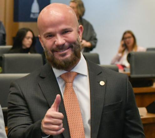 A turma que divide o andar com o gabinete do deputado Renan Jordy (PL) na Assembleia Legislativa anda reclamando da fumaça preta que não anuncia o novo papa