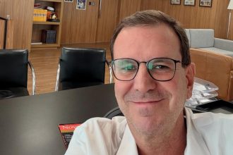 O prefeito Eduardo Paes (PSD) reagiu contra o movimento dos moradores de Botafogo contra a construção de um hospital da Prevent Senior na Avenida Pasteur: "estou atento!" -