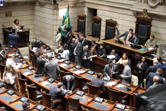 A sessão de quinta-feira (08) na Câmara do Rio, que aprovou o novo projeto de mais-valia e mais-valerá por apenas três votos de vantagem para o governo