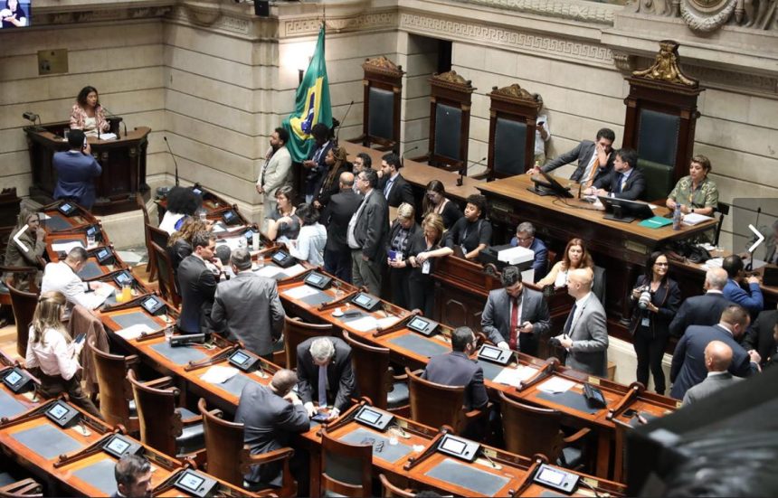 A sessão de quinta-feira (08) na Câmara do Rio, que aprovou o novo projeto de mais-valia e mais-valerá por apenas três votos de vantagem para o governo