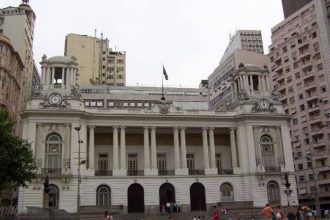 A Câmara do Rio, agora não tão amigável ao prefeito Eduardo Paes: governo e oposição travam uma guerra de tempo para a votação do PLC da Guarda Municipal