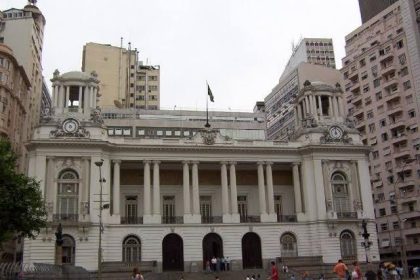 A Câmara do Rio, agora não tão amigável ao prefeito Eduardo Paes: governo e oposição travam uma guerra de tempo para a votação do PLC da Guarda Municipal