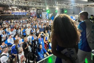 Demonstração de força no lançamento da candidatura de Júnior Escafura à presidência da Portela: escola dividida vê declarações de celebridades em apoio aos dois candidatos