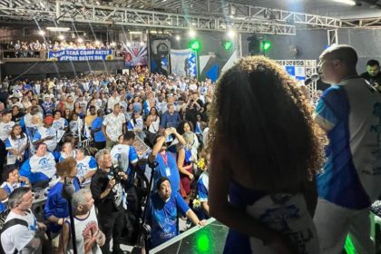 Demonstração de força no lançamento da candidatura de Júnior Escafura à presidência da Portela: escola dividida vê declarações de celebridades em apoio aos dois candidatos
