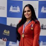 Lara Mara, no dia em que recebeu a Medalha Pedro Ernesto, a mais importante honraria da Câmara do Rio: neta de Celsinho de Vila Vintém ganhou duas homenagens do legislativo carioca