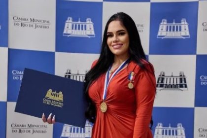 Lara Mara, no dia em que recebeu a Medalha Pedro Ernesto, a mais importante honraria da Câmara do Rio: neta de Celsinho de Vila Vintém ganhou duas homenagens do legislativo carioca