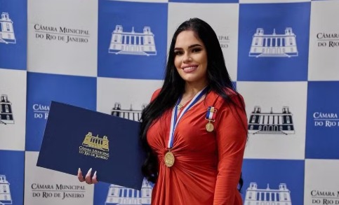 Lara Mara, no dia em que recebeu a Medalha Pedro Ernesto, a mais importante honraria da Câmara do Rio: neta de Celsinho de Vila Vintém ganhou duas homenagens do legislativo carioca