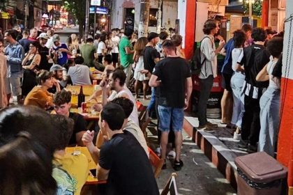 Um dos bares da Rua Arnaldo Quintela, o coração do "fervo" de Botafogo: vereador quer considerar a área de especial interesse turístico e cultural, apesar da reclamação de moradores sobre o barulho e a ocupação indevida das calçadas