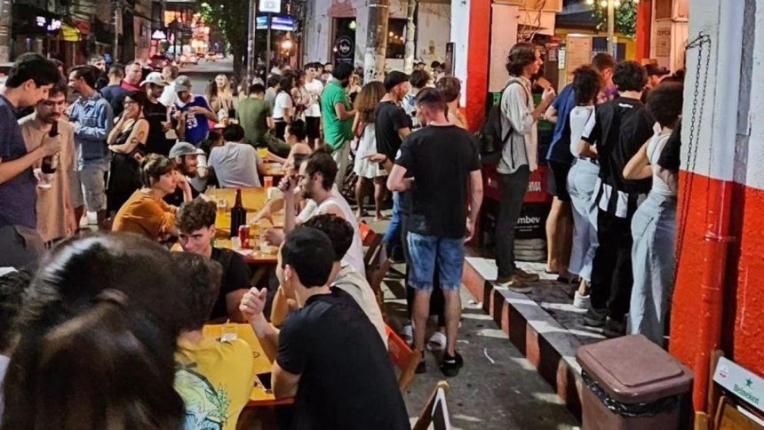 Um dos bares da Rua Arnaldo Quintela, o coração do "fervo" de Botafogo: vereador quer considerar a área de especial interesse turístico e cultural, apesar da reclamação de moradores sobre o barulho e a ocupação indevida das calçadas