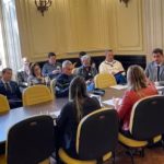 A reunião esvaziada entre a comissão especial da Câmara de Vereadores do Rio e os representantes das polícias Civil e Militar na manhã desta segunda-feira (12), reforçou os argumentos defendidos pelo vereador Salvino Oliveira (PSD), autor do polêmico projeto de lei que quer regulamentar as plataformas de aluguel por temporada — como o Airbnb. No entanto, sem dar muito espaço para o contraditório.