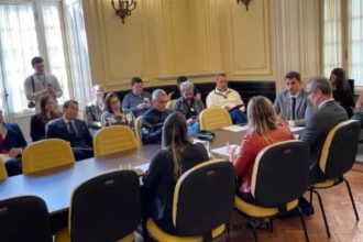 A reunião esvaziada entre a comissão especial da Câmara de Vereadores do Rio e os representantes das polícias Civil e Militar na manhã desta segunda-feira (12), reforçou os argumentos defendidos pelo vereador Salvino Oliveira (PSD), autor do polêmico projeto de lei que quer regulamentar as plataformas de aluguel por temporada — como o Airbnb. No entanto, sem dar muito espaço para o contraditório.