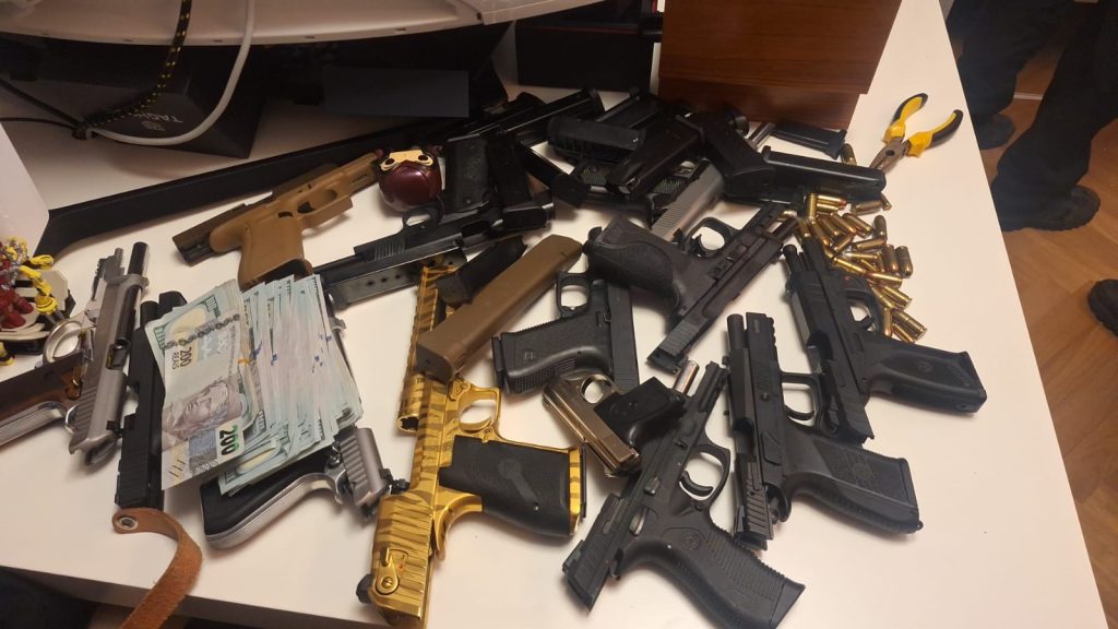 Polícia descobre arsenal do Comando Vermelho no condomínio Novo Leblon, na Barra 62 WhatsApp Image 2025 05 13 at 09.25.05 1