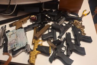 Veja imagens do arsenal do Comando Vermelho no condomínio Novo Leblon, na Barra