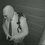 O homem, que segundo a polícia, seria o advogado criminalista Luís Maurício Martins Galda usa máscara de silicone como disfarce, no roubo de apartamento em Niterói, na Região Metropolitana do Rio