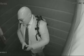 O homem, que segundo a polícia, seria o advogado criminalista Luís Maurício Martins Galda usa máscara de silicone como disfarce, no roubo de apartamento em Niterói, na Região Metropolitana do Rio