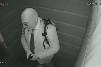 O advogado criminalista Luís Maurício Martins Gualda usa máscara de silicone como disfarce, no roubo de apartamento em Niterói, na Região Metropolitana do Rio: depois que o crime veio à tona, ele foi exonerado do cargo de assessor parlamentar do vereador Rogério Amorim