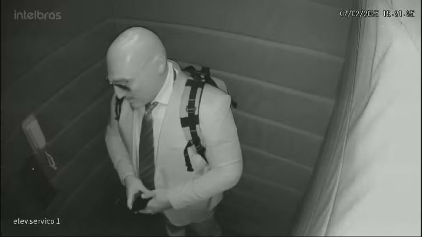 O homem, que segundo a polícia, seria o advogado criminalista Luís Maurício Martins Galda usa máscara de silicone como disfarce, no roubo de apartamento em Niterói, na Região Metropolitana do Rio