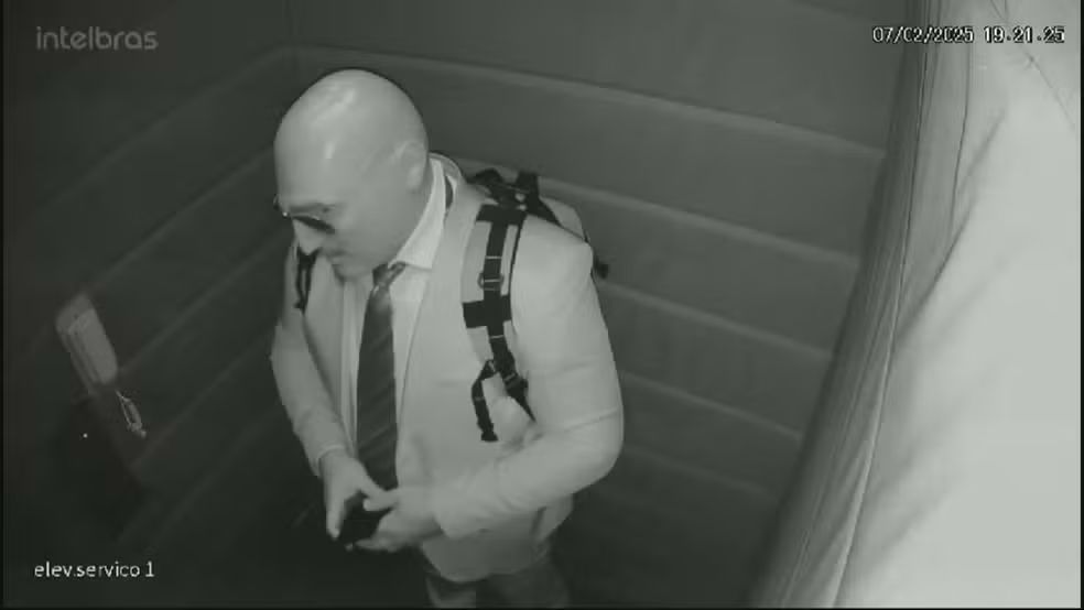 Polícia Civil faz busca e apreensão na casa de empresário acusado de roubo em Niterói 48 O advogado criminalista Luís Maurício Martins Gualda usa máscara de silicone como disfarce, no roubo de apartamento em Niterói, na Região Metropolitana do Rio: depois que o crime veio à tona, ele foi exonerado do cargo de assessor parlamentar do vereador Rogério Amorim