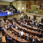 Na Câmara do Rio, galerias cheias para a votação do projeto que prevê a fixação de cartazes antiaborto nas unidades de saúde: união só aconteceu na oração do Pai Nosso pelo ex-presidente do Uruguai Pepe Mujica
